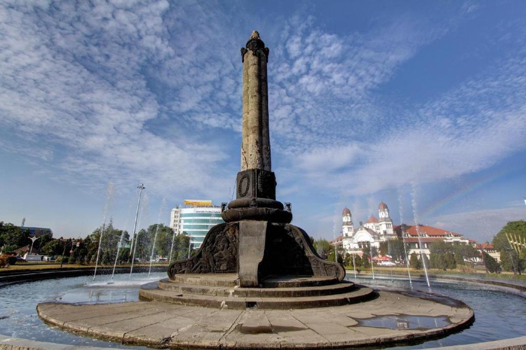 Oyo Life 92877 Rainbow 7296 2* Semarang