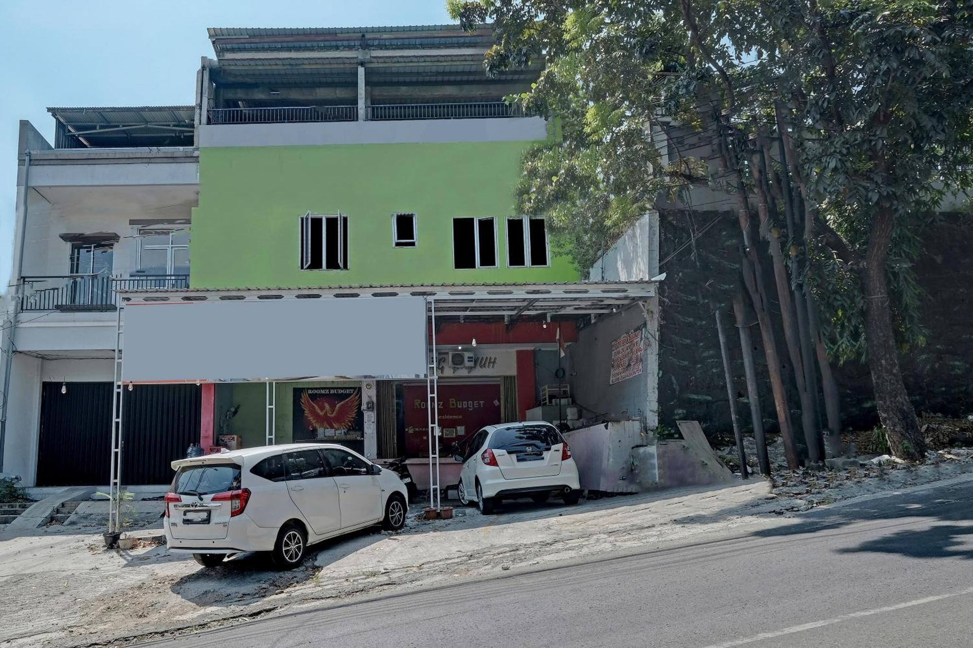 Oyo Life 92877 Rainbow 7296 Hotel Semarang