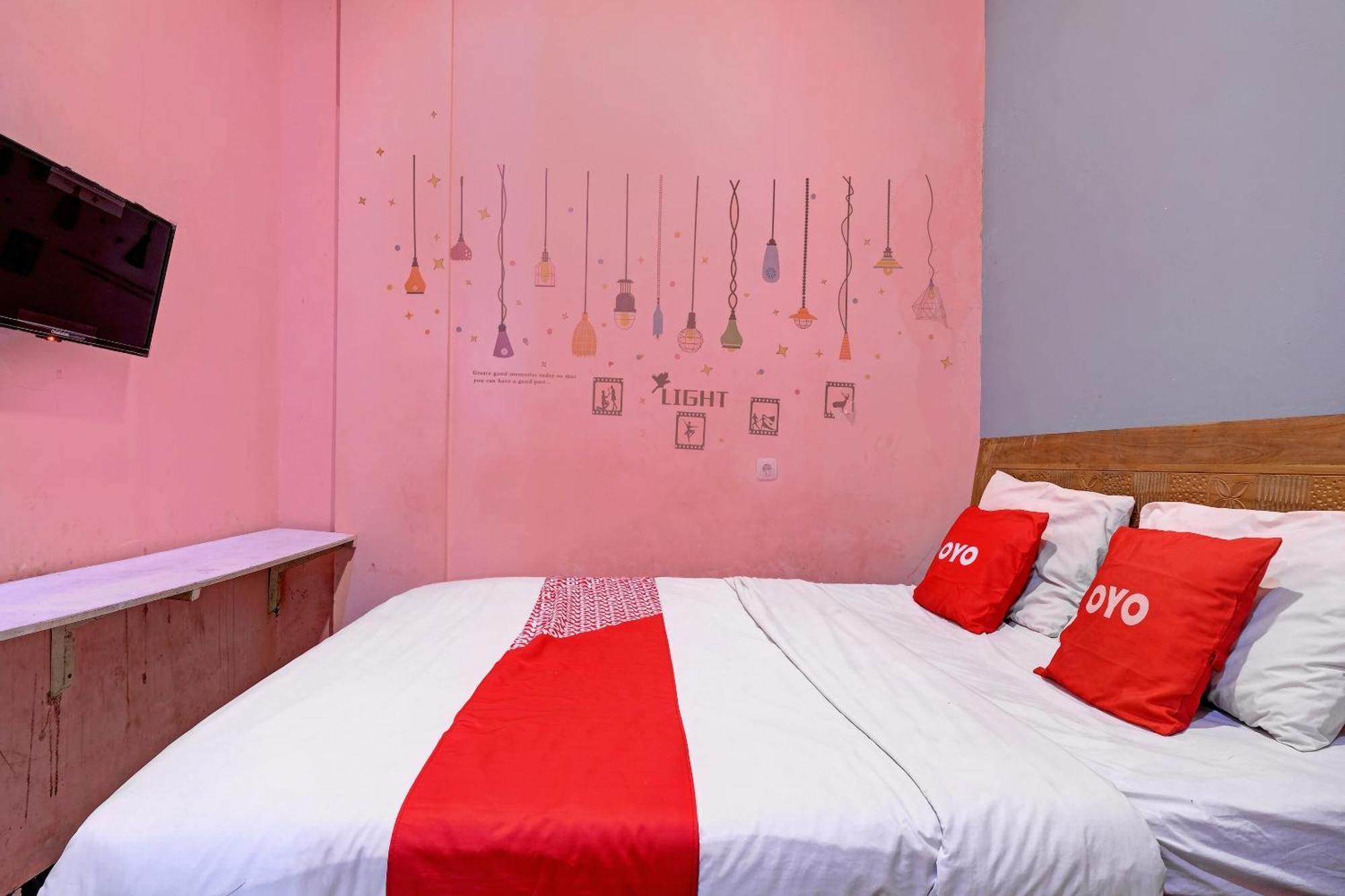 Oyo Life 92877 Rainbow 7296 Semarang