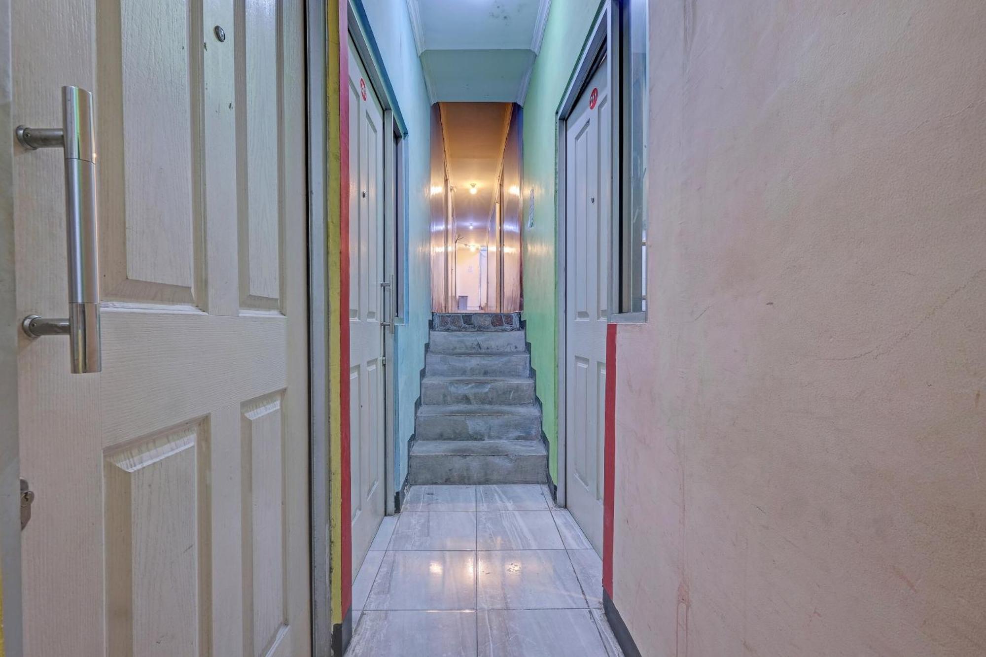 Oyo Life 92877 Rainbow 7296 Hotel