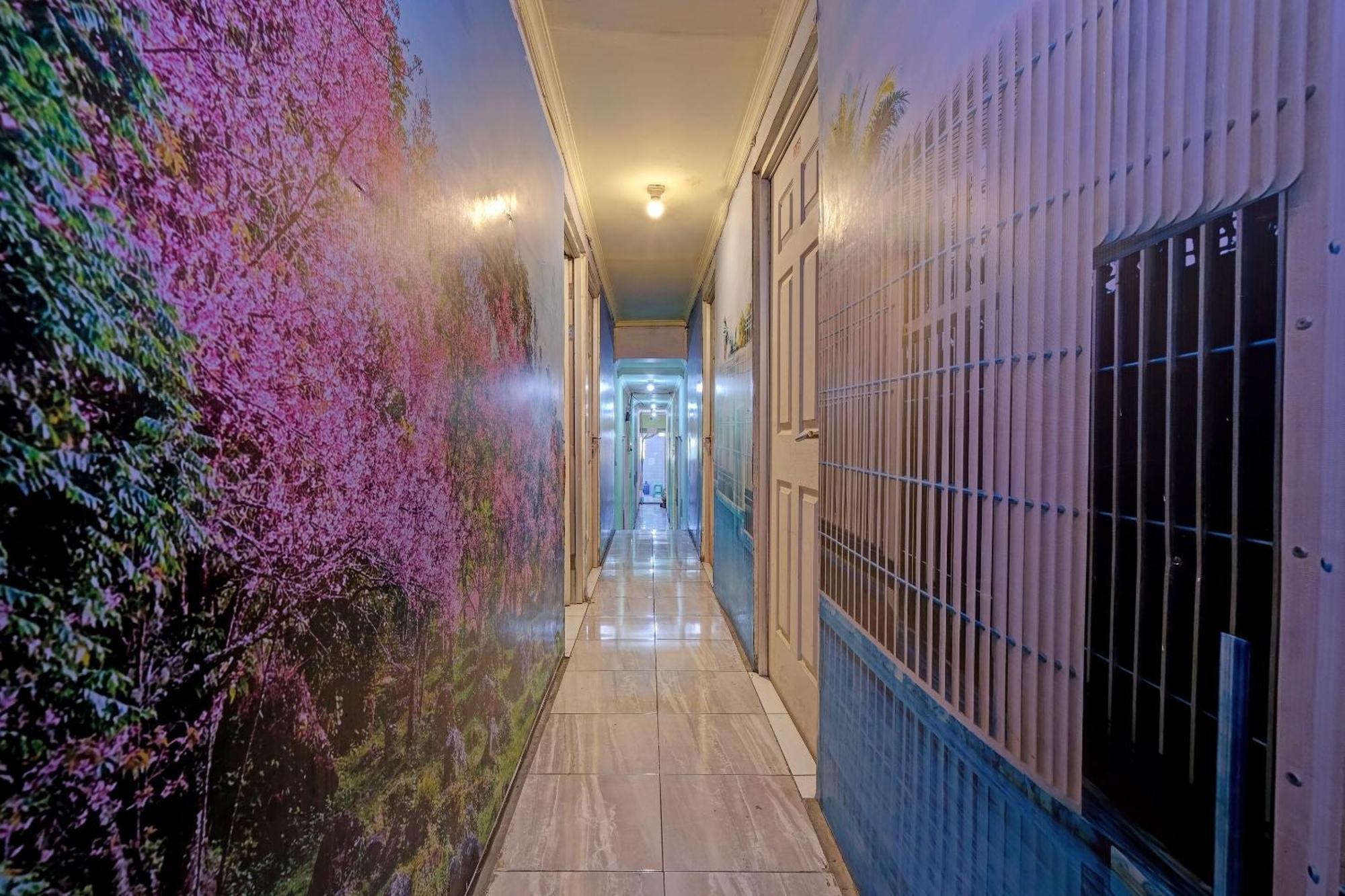 Hotel Oyo Life 92877 Rainbow 7296 Semarang